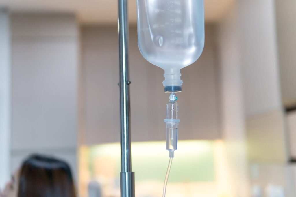 Kroplówka w szpitalu, której widok często wiąże się ze stresem.