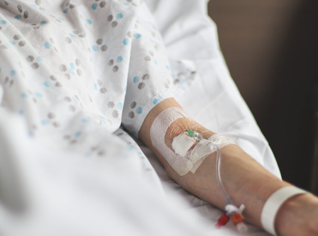 Ramię pacjenta z kroplówką, w której może być podawany selen.