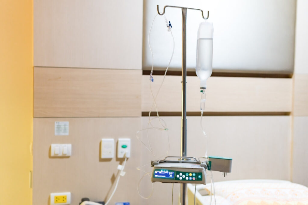 Stojak do kroplówki w szpitalu, używany w leczeniu pacjentów z infekcjami.