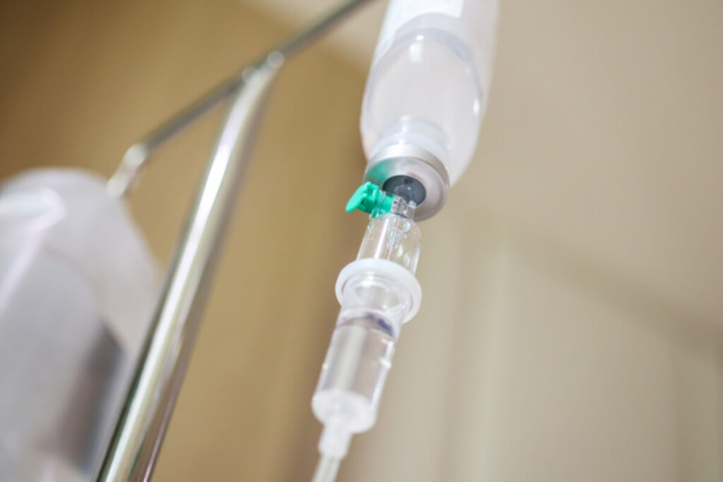 Leczenie uzależnień od alkoholu i narkotyków: wlewy witaminowe tylko po kwalifikacji; terapia CBT, grupowa, rodzinna, 12 kroków, psychiatra.