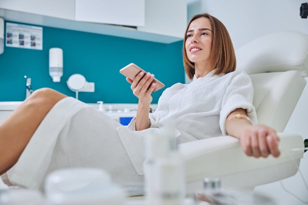 Leczenie uzależnień: stabilizacja i odstawienie, terapia 6–12 tyg., potem pogłębiona i nawrotów; CBT, 12 kroków, konsultacja psychiatryczna.