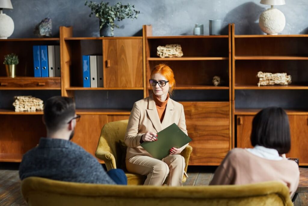 Zmiana psychoterapeuty w terapii uzależnień jest możliwa przy braku przymierza lub zastoju; etapy: detoks, podstawowa, pogłębiona, nawroty; CBT, 12 kroków.