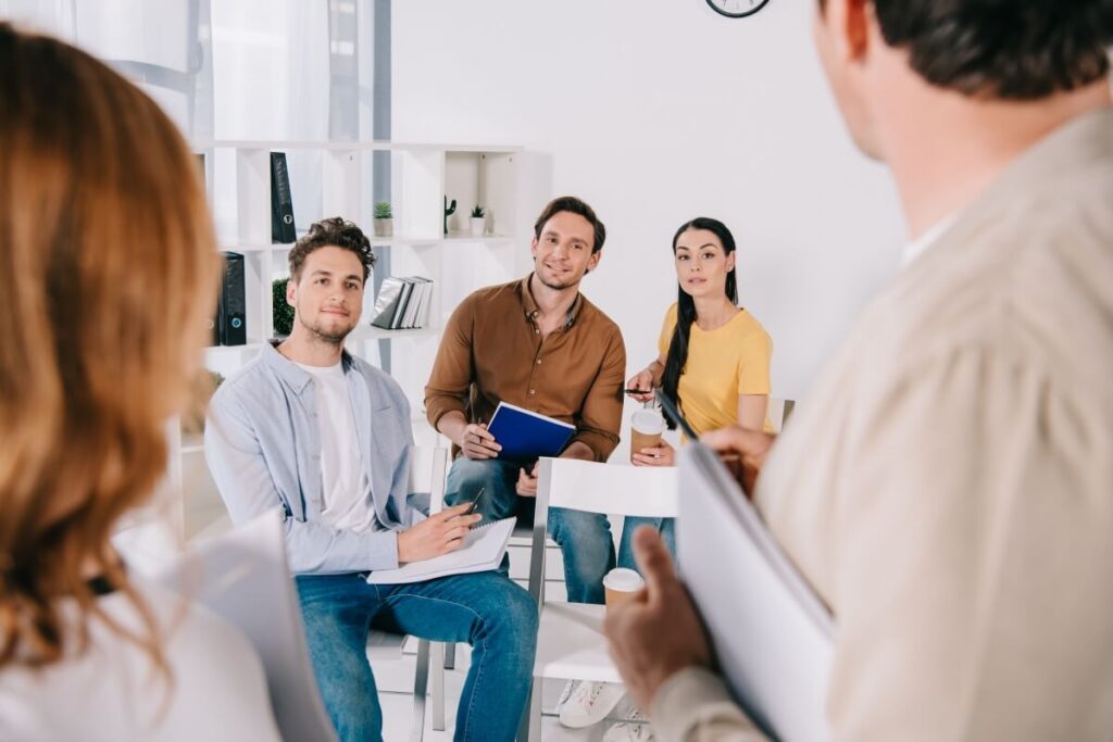 Terapia uzależnień: wsparcie rodziny obniża ryzyko nawrotu, gdy towarzyszy etapom: odstawienie, terapia podstawowa, pogłębiona, nawroty.