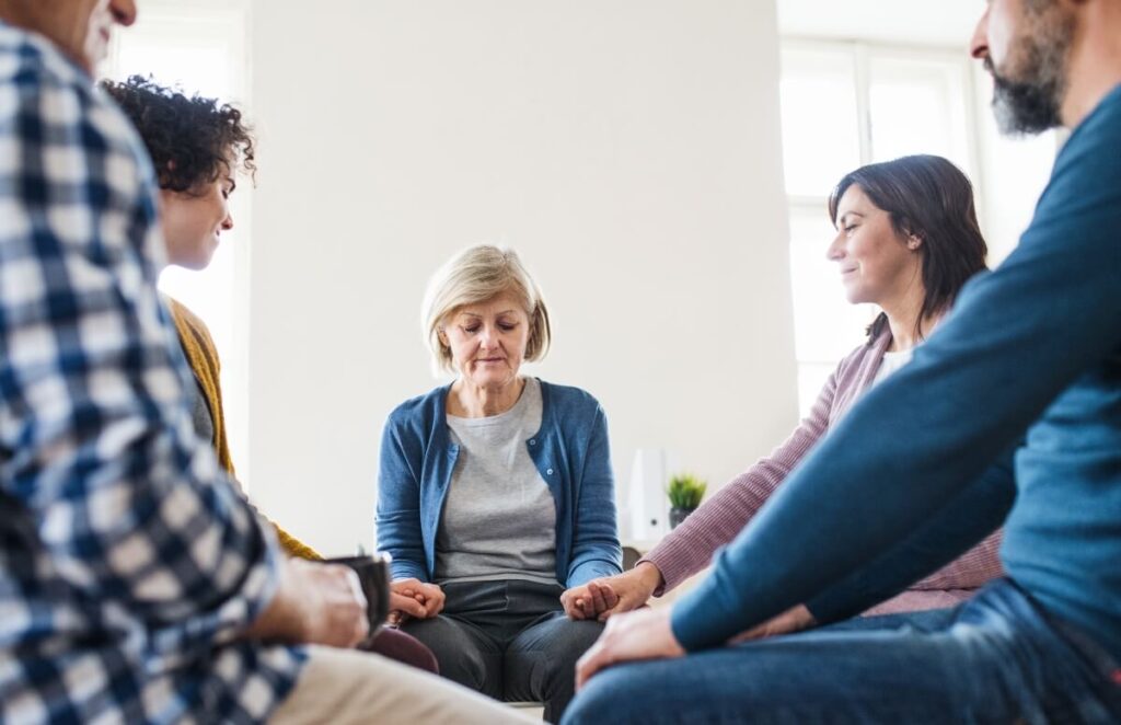 Terapia uzależnień w grupie opiera się na kontrakcie: poufność, trzeźwość, szacunek, mówienie w 1. osobie; metody: CBT, 12 kroków, terapia motywująca.