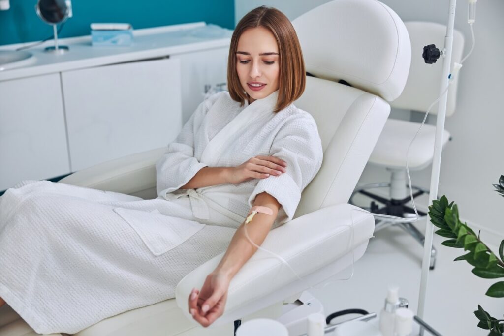 Leczenie uzależnień od alkoholu i narkotyków: stabilizacja i detoks, potem psychoterapia CBT, dialog motywujący, 12 kroków, wsparcie abstynencji.