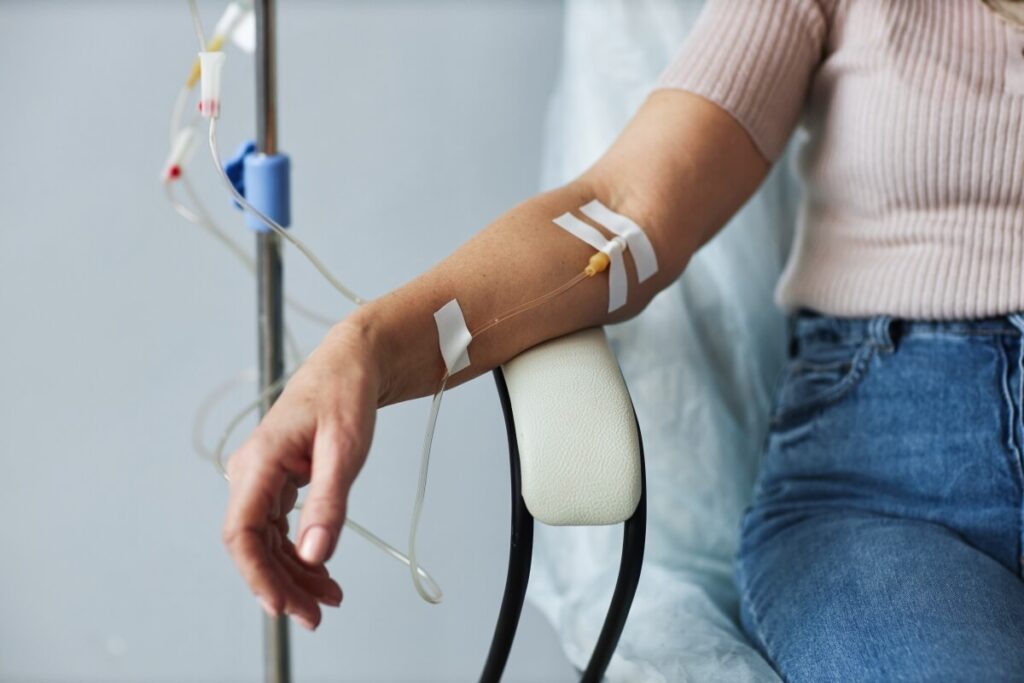 Leczenie uzależnień: witaminy pomagają przy niedoborach, lecz trwałe efekty daje abstynencja, detoks, CBT, terapia motywująca, 12 kroków, czasem disulfiram.