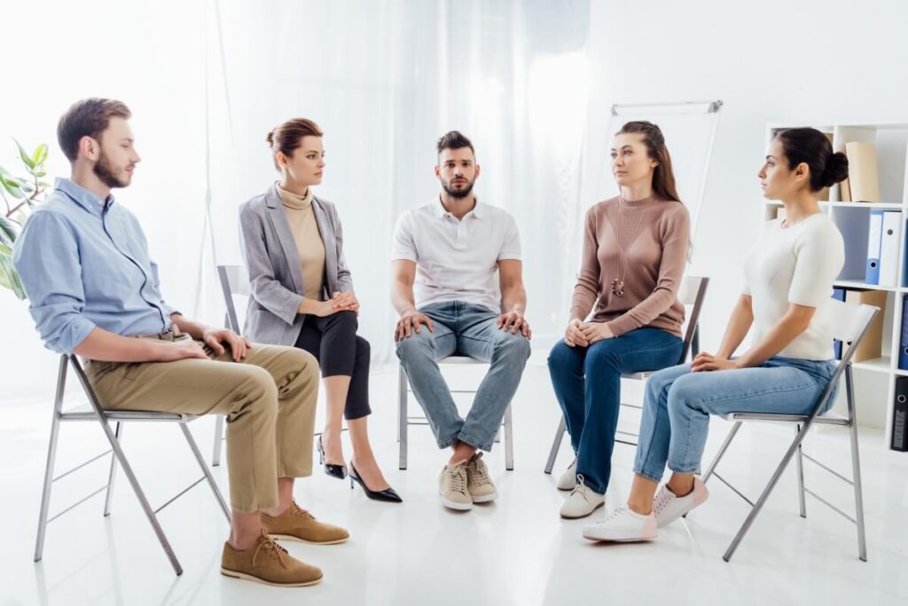 Terapia uzależnień: obawy przed oceną i nawrotem oraz etapy leczenia: konsultacja, stabilizacja, CBT i terapia indywidualna/grupowa, profilaktyka nawrotów.