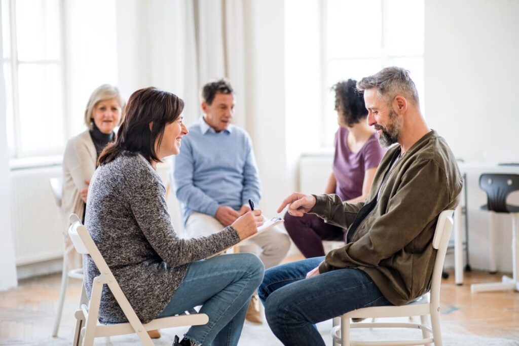Terapia współuzależnienia trwa zwykle 6–12 mies.: spotkania 1×/tydz. lub grupa; etapy: stabilizacja, psychoedukacja, terapia schematów, granice.