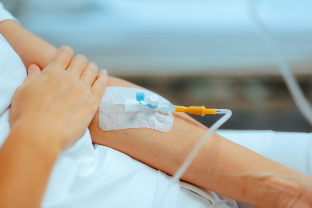 Kroplówka z niacyną nie leczy uzależnienia; leczenie uzależnień obejmuje detoks, terapię CBT, motywującą, 12 kroków oraz profilaktykę nawrotów.